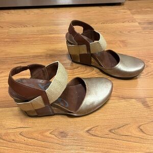 OTBT Gold and Tan Women's Wedges
